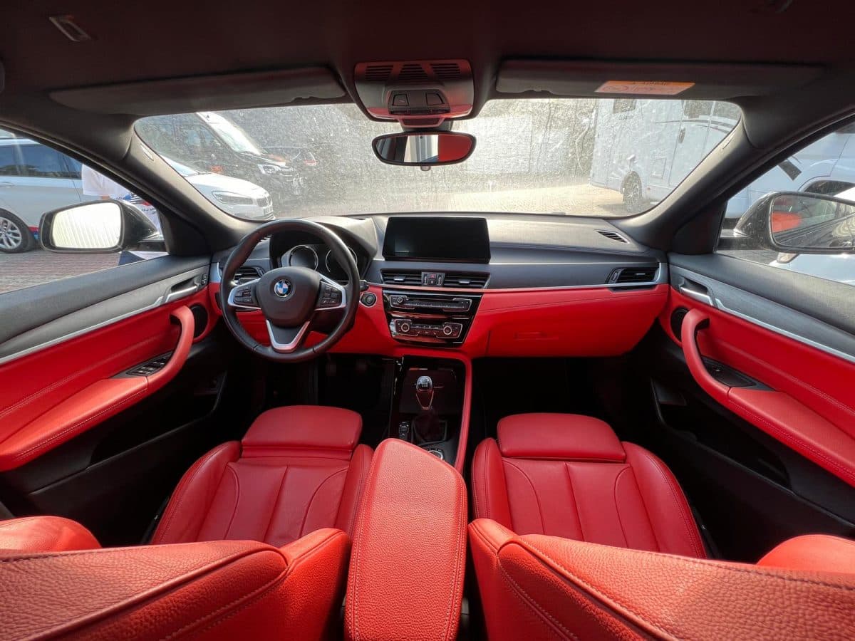 Červený interiér BMW X2